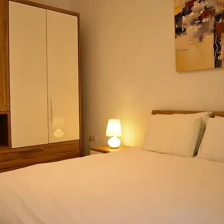 Hepburn Apartment *